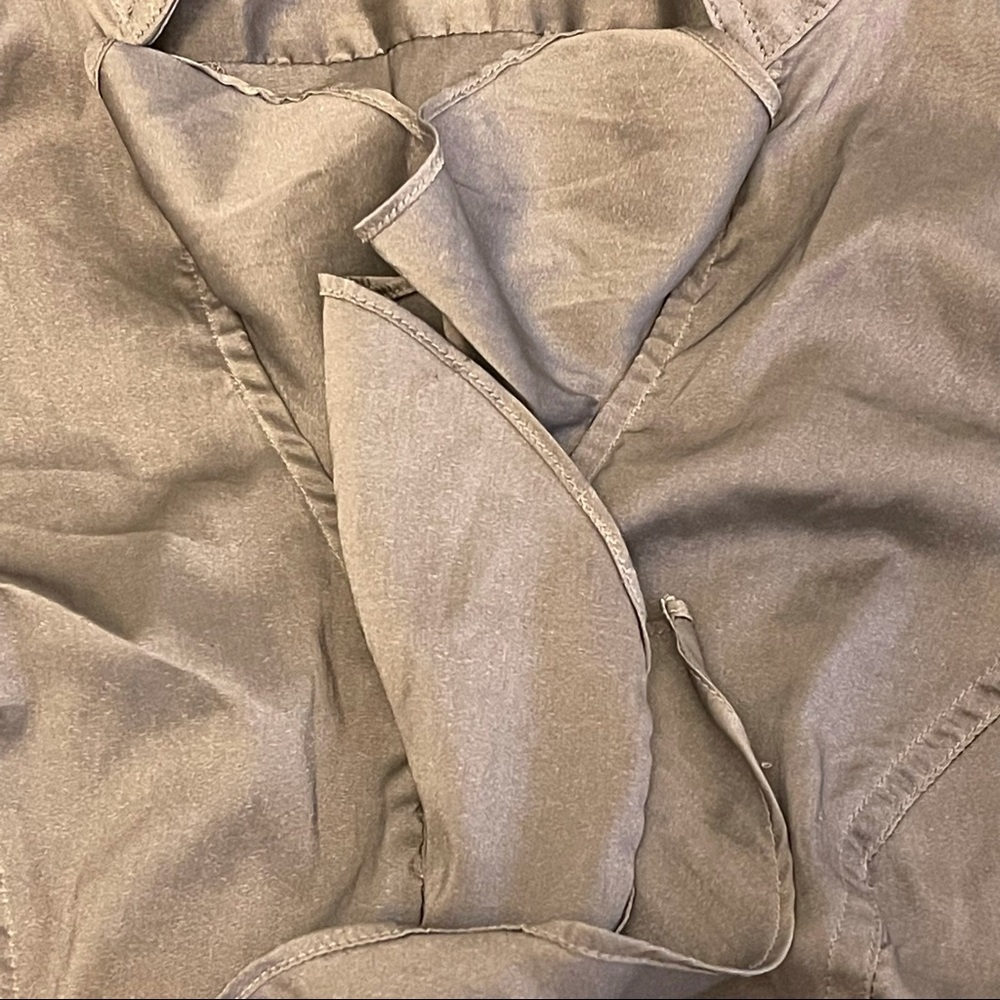 Express Design Studio Ruffle V-neck Top - Picture 4 of 5